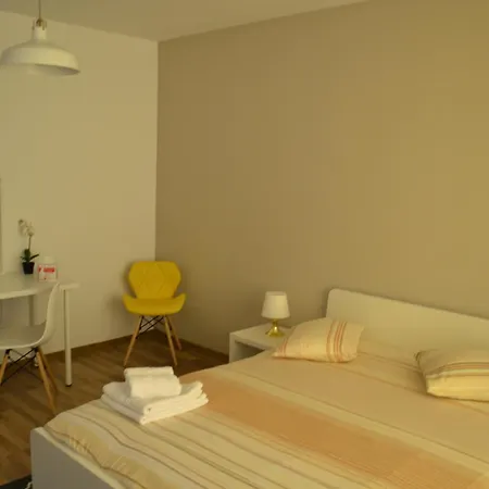 Yellow Apartman *